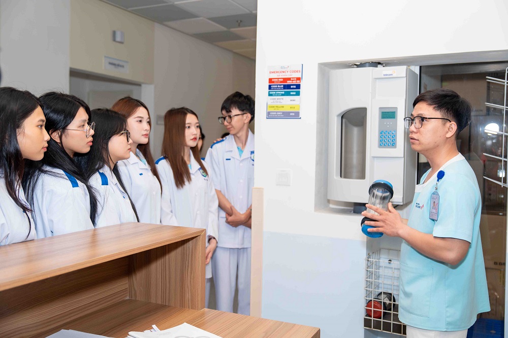 Tham quan Bệnh viện Gia An giúp sinh viên hiểu hơn về môi trường làm việc thực tế - Ảnh: HUTECH
