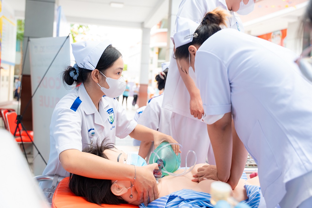 Các tình huống khẩn cấp tại trạm “Code Blude” đặt các bạn vào áp lực nghề nghiệp thực tế - Ảnh: HUTECH