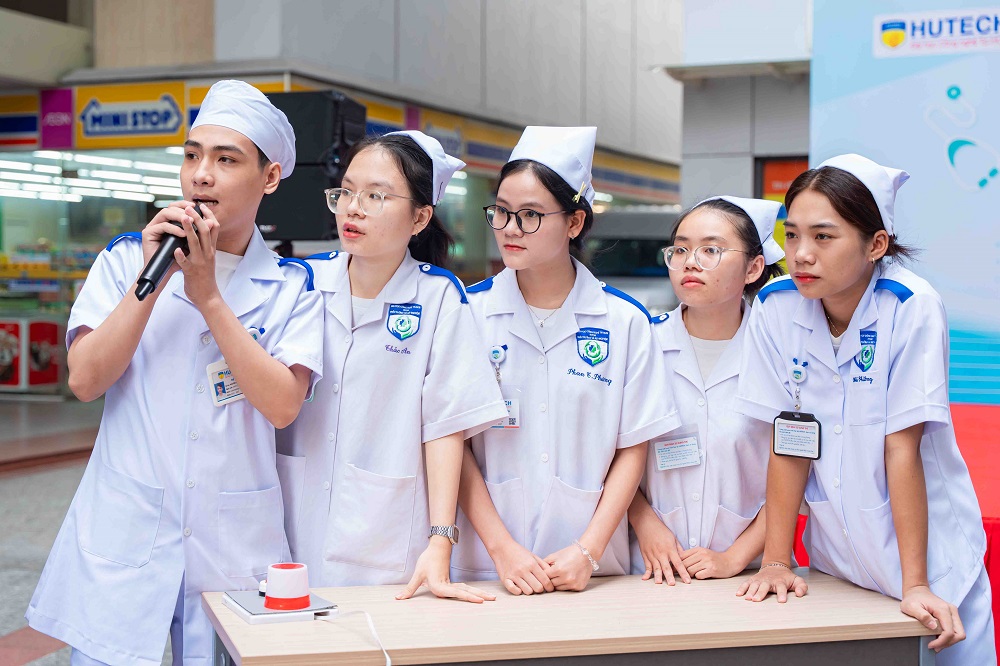 Sinh viên rèn luyện kỹ năng phản xạ nhạy bén qua nhận diện các tình huống lâm sàng - Ảnh: HUTECH