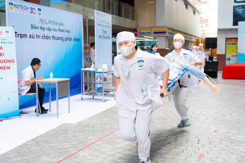 Tốc độ gần như là yêu cầu bắt buộc trong mọi tình huống sơ cấp cứu của các điều dưỡng viên - Ảnh: HUTECH
