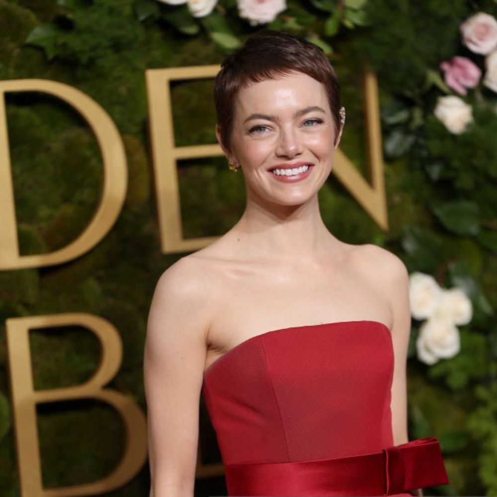 Tại lễ trao giải Golden Globes 2025, Emma Stone khiến mọi ánh nhìn đều đổ dồn vào mình khi táo bạo lột xác với kiểu tóc pixie cắt sát đầu đầy cá tính. Vẫn giữ sắc nâu hạt dẻ quen thuộc, kiểu tóc mới giúp nữ diễn viên tôn lên vẻ đẹp hoàn hảo của khuôn mặt tròn và đôi mắt xanh quyến rũ. Kiểu pixie ngắn gọn, cắt layer tự nhiên với phần mái micro fringe mang đậm cảm hứng retro, tạo nên vẻ đẹp vừa cổ điển lại vừa hiện đại. Nhà tạo mẫu tóc lâu năm của Emma, Mara Roszak, đã ca ngợi kiểu tóc mới của cô: Mái tóc trông tuyệt vời như những năm 90, mang lại vẻ đẹp hoài niệm.