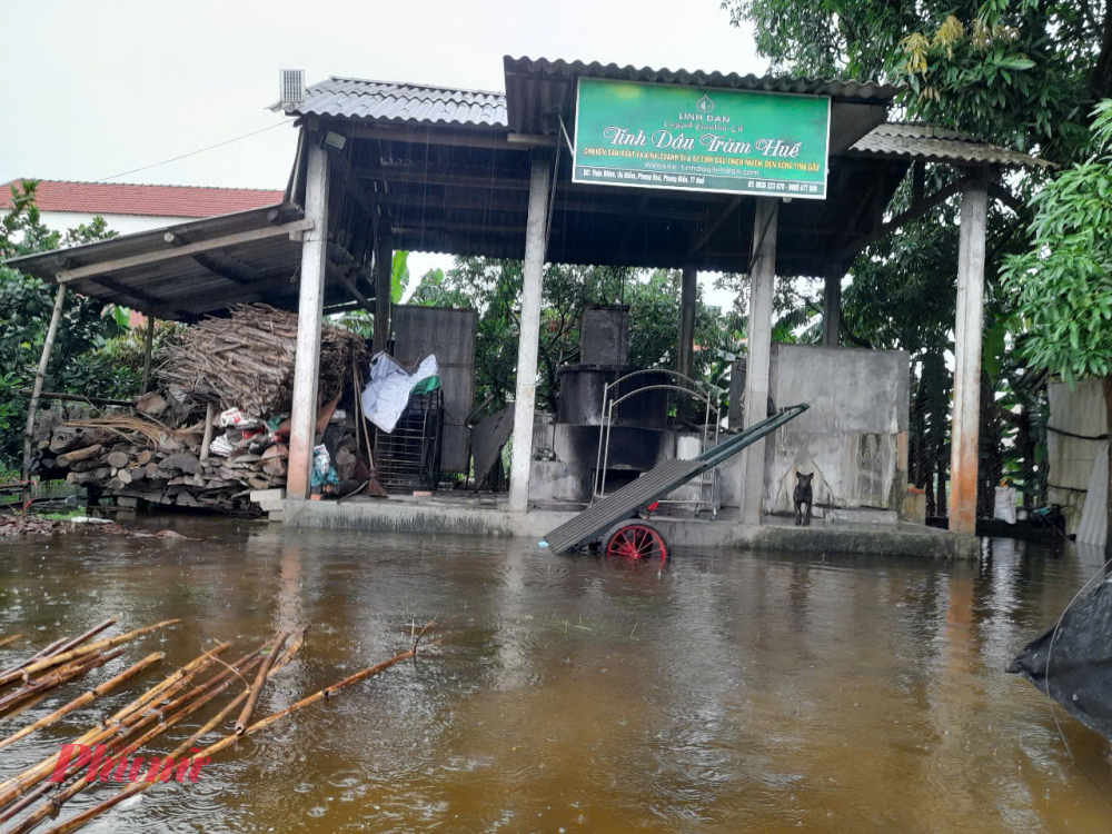 Mưa, lốc chia cắt giao thông nhiều nơi tại TP Huế, Hà Tĩnh tốc mái 30 căn nhà Cơ sở nấu dầu tràm Linh Đan của một dân xã Phong Hòa huyện Phong Điền ngập trong nước lũ