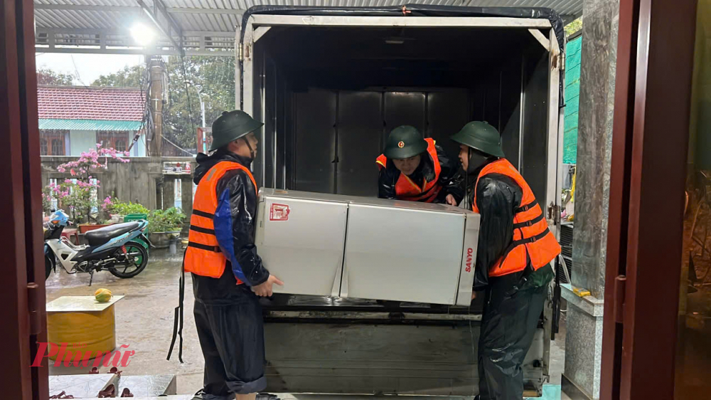  Ngoài việc sơ tán người dân, các lực lượng khẩn trương đến các khu vực có nhà ngập sâu để hỗ trợ di chuyển đồ đạc, tài sản của bà con đến nơi cao ráo.