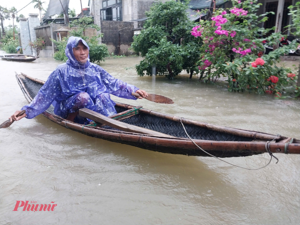 Mưa, lốc chia cắt giao thông nhiều nơi tại TP Huế, Hà Tĩnh tốc mái 30 căn nhà Tính đến 10 giờ sáng nay nước lũ sông Bồ tràn lên xã Quảng Phú có nơi ngập cao gần 1m