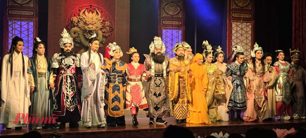 San Hậu có sự tham gia của đến 40 diễn viên.