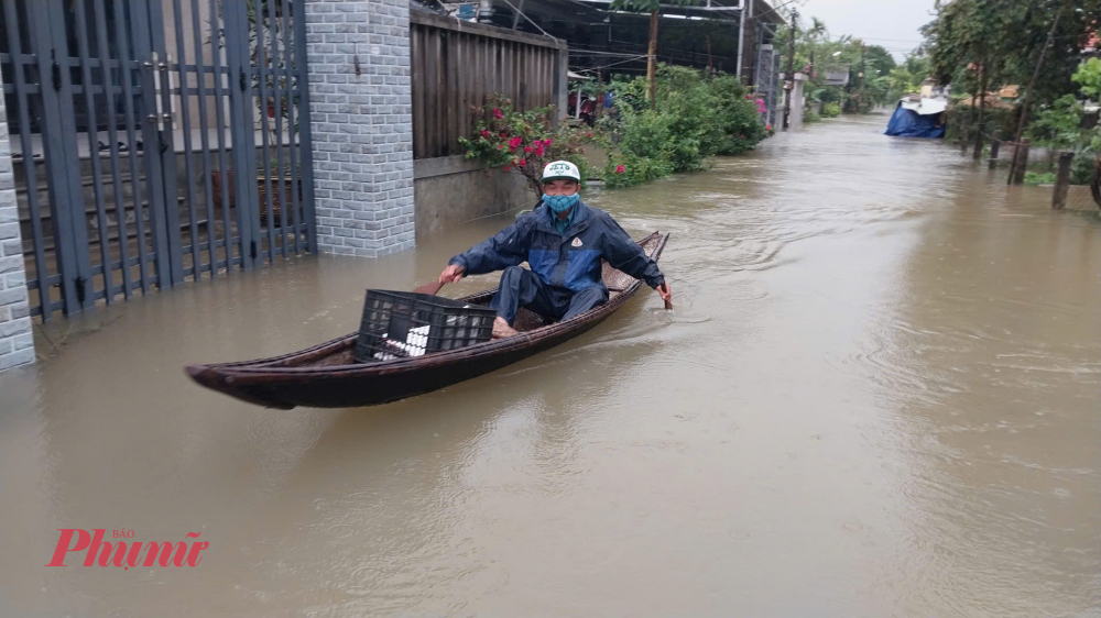 Mưa, lốc chia cắt giao thông nhiều nơi tại TP Huế, Hà Tĩnh tốc mái 30 căn nhà Bà con thôn Xuân Tùy đi ghe mua lương thực thực phầm chuẩn bị cho lũ dài ngày