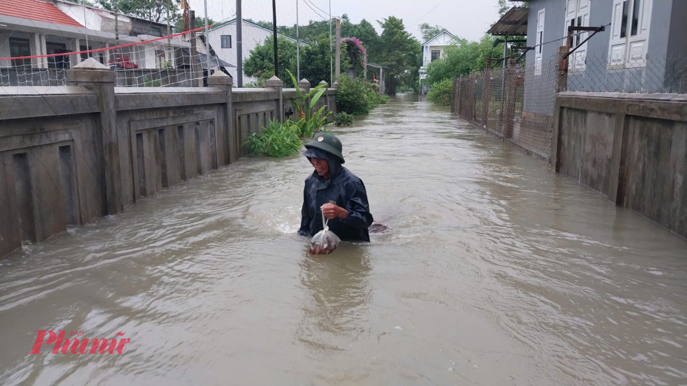 Mưa, lốc chia cắt giao thông nhiều nơi tại TP Huế, Hà Tĩnh tốc mái 30 căn nhà Người dân vùn hạ lưu sông Bồ cho biết, hơn 30 năm nay đây là lần đầu tiên bà con vùng lũ chứng kiến nước sông Bồ dâng cao gây ngập lụt vào giữa tháng 6