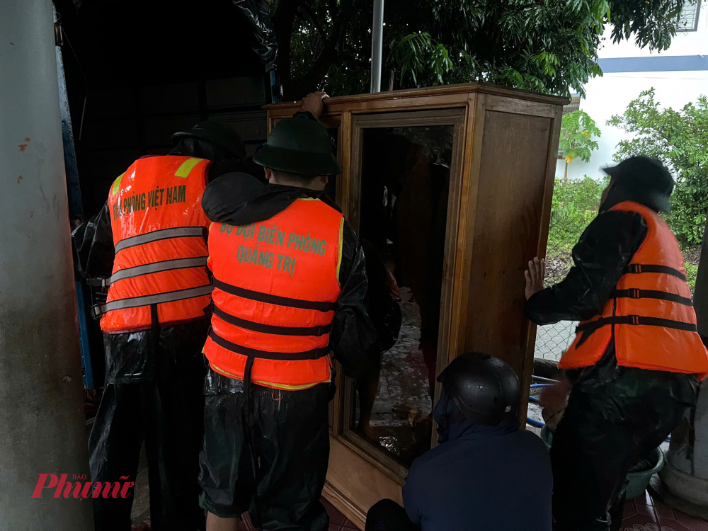Từ đêm qua đến sáng nay, đêm qua đến sáng nay thời tiết trên địa bàn có mừa vừa đến mưa to, làm cho mực nước sông Sê Pôn dâng cao gây ngập lụt tại  một số chốt quản lý biên giới và địa bàn Khóm Duy Tân, thị trấn Lao Bảo huyện Hướng Hóa (Quảng Trị)