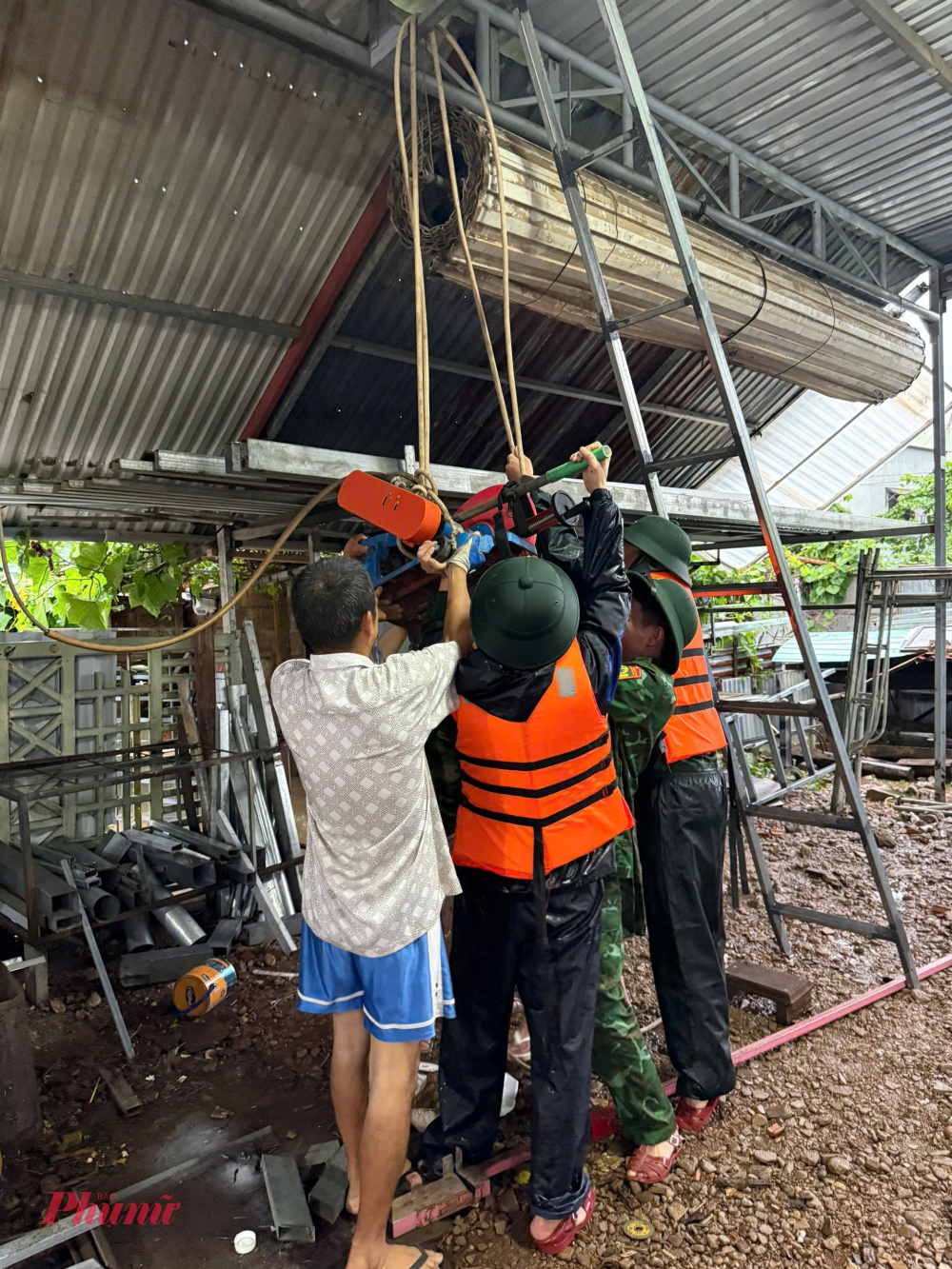  Tại các khu dân cư ở khóm Duy Tân, Cao Việt, Vĩnh Đông bị nước sông Sê Pôn gây ngập. Ngay sau đó, địa phương huy động lực lượng quân sự, công an, Đồn Biên phòng Cửa khẩu quốc tế Lao Bảo hỗ trợ, hướng dẫn người dân sơ tán.