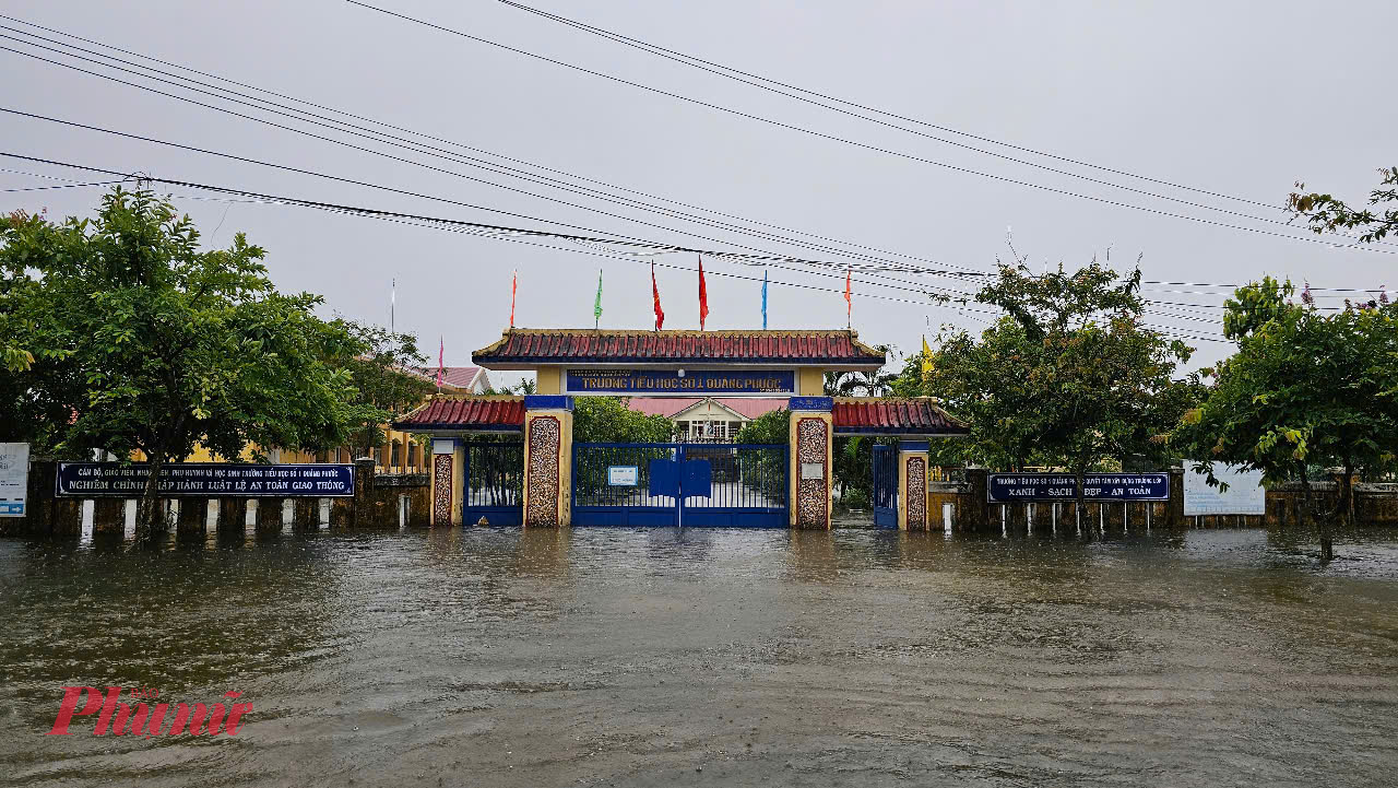 Mưa, lốc chia cắt giao thông nhiều nơi tại TP Huế, Hà Tĩnh tốc mái 30 căn nhà Trường học xã Quảng Phước huyện Quảng Điền (TP Huế) ngập sâu trong nước lũ
