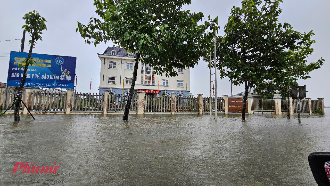 Mưa, lốc chia cắt giao thông nhiều nơi tại TP Huế, Hà Tĩnh tốc mái 30 căn nhà Khu vực ngập lụt tại thị trấn Sịa huyện Quảng Điền