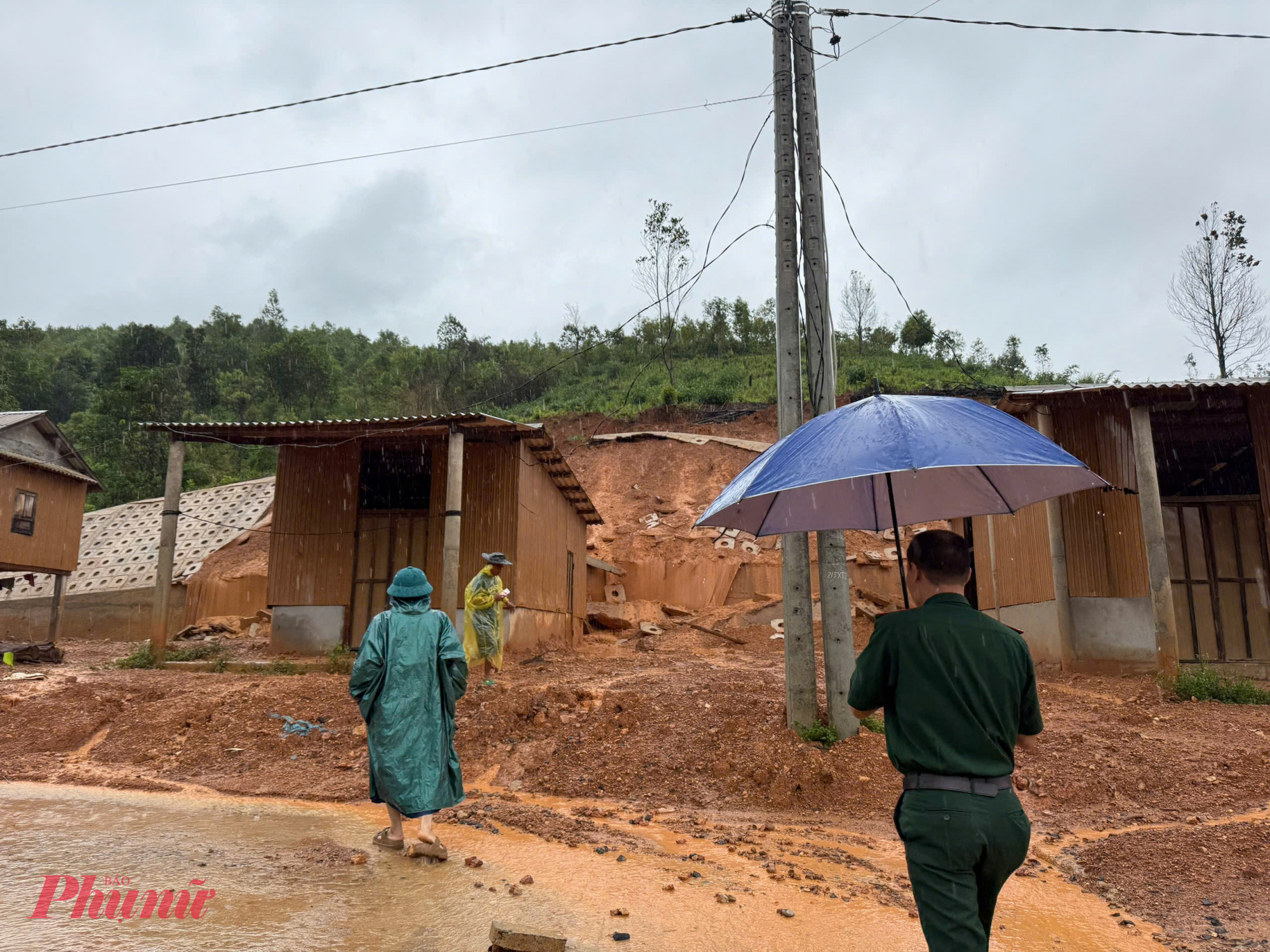 lực lượng Đồn Biên phòng Hướng Lập phối hợp với địa phương vận động Nhân dân ở những khu vực có nguy cơ sạt lở cao di dời đến nơi an toàn