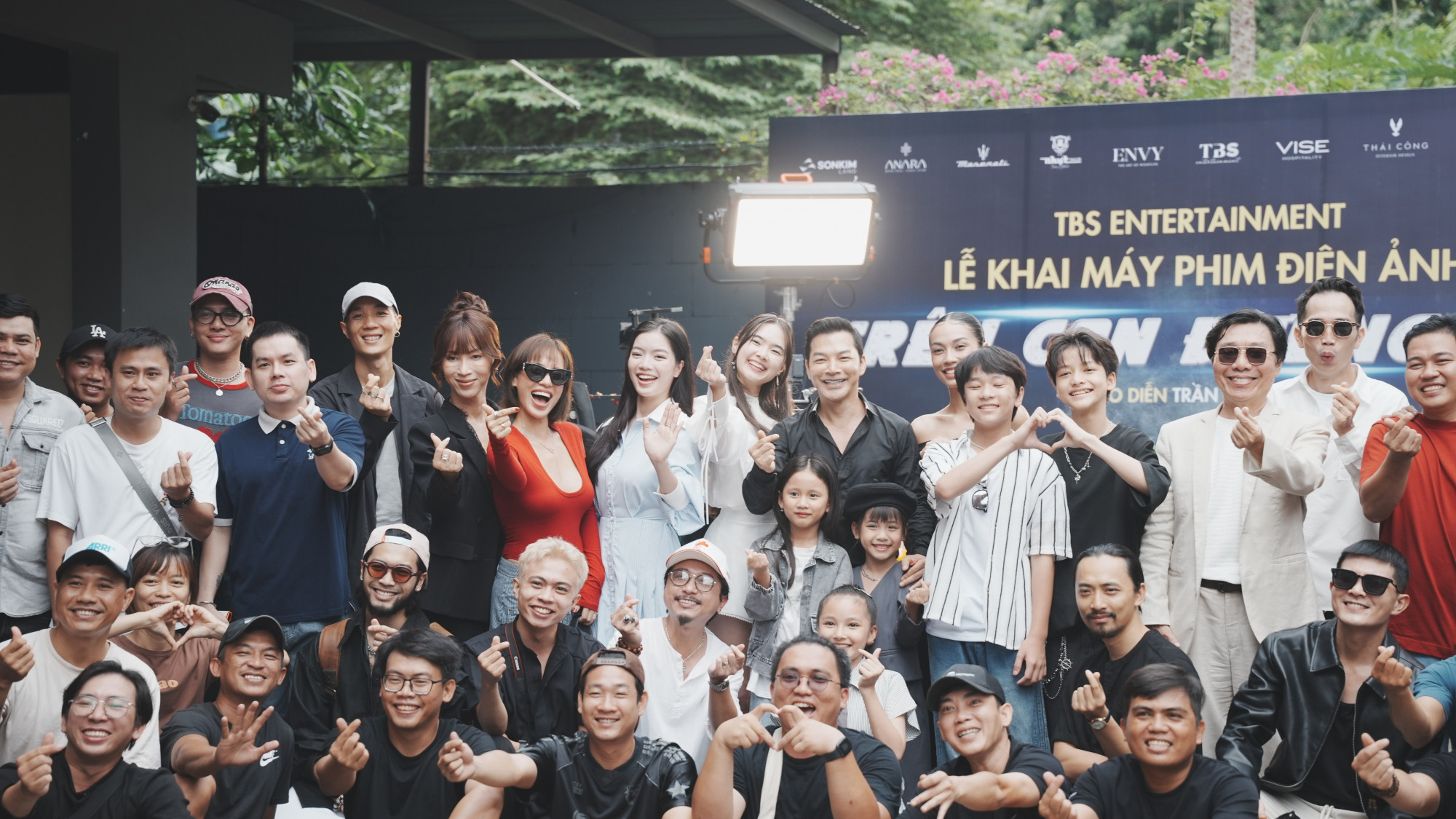 Ê-kíp thực hiện phim Trên con đường mới cúng khai máy 