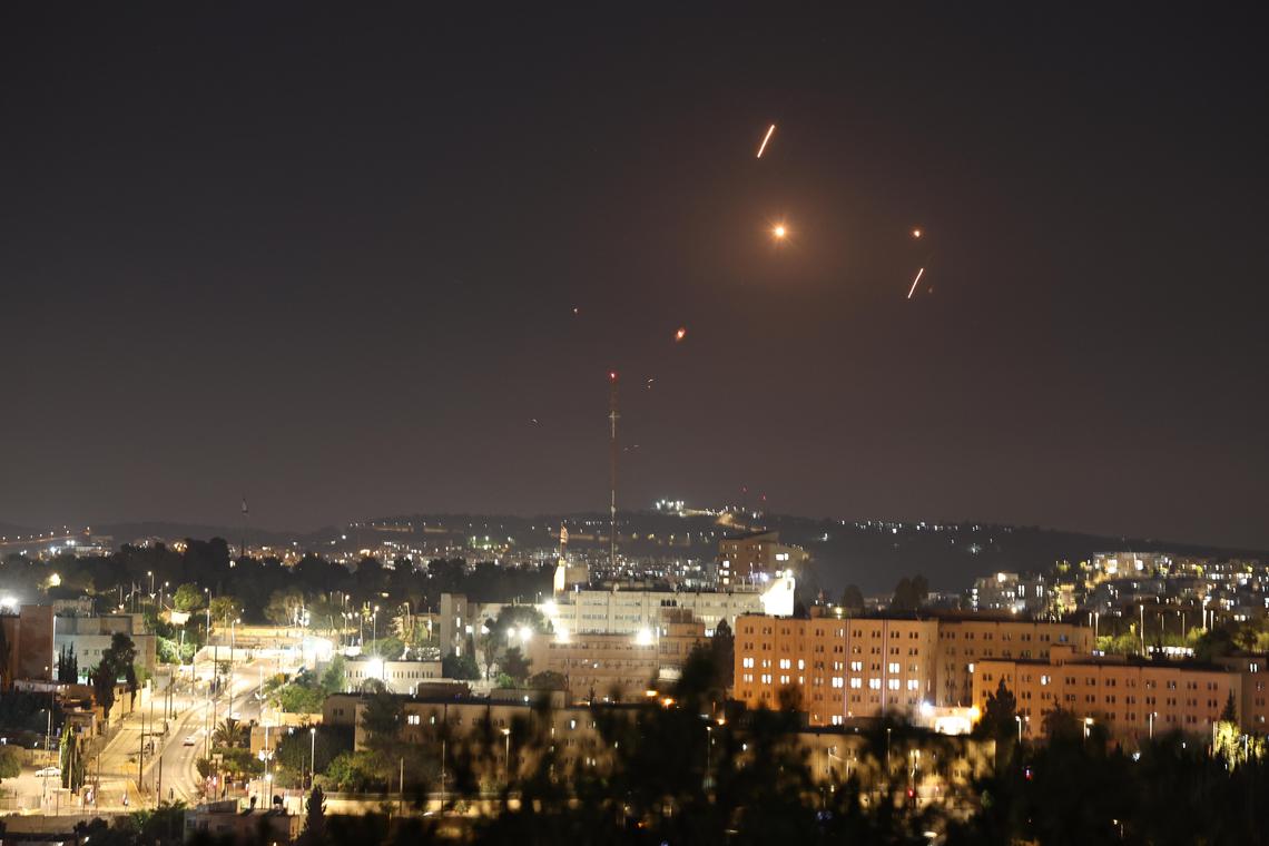 Tên lửa phóng từ Iran xuấn hiện trên bầu trời Jerusalem, Israel, vào ngày 13/6 - Ảnh: EPA - EFE