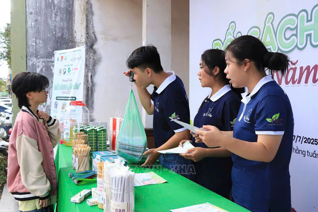 Rất nhiều bạn trẻ đang tham gia những nhóm tình nguyện bảo vệ môi trường. Ảnh trang cá nhân nhóm Fly to Sky