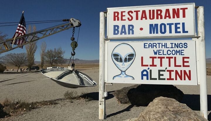 Người ngoài hành tinh: Giữa sa mạc Nevada cằn cỗi có một con đường bụi bặm không có biển đánh dấu dẫn đến cổng trước của Khu vực 51. Nó được bảo vệ bởi một hàng rào dây xích, một cổng lớn và các biển báo cấm xâm phạm.