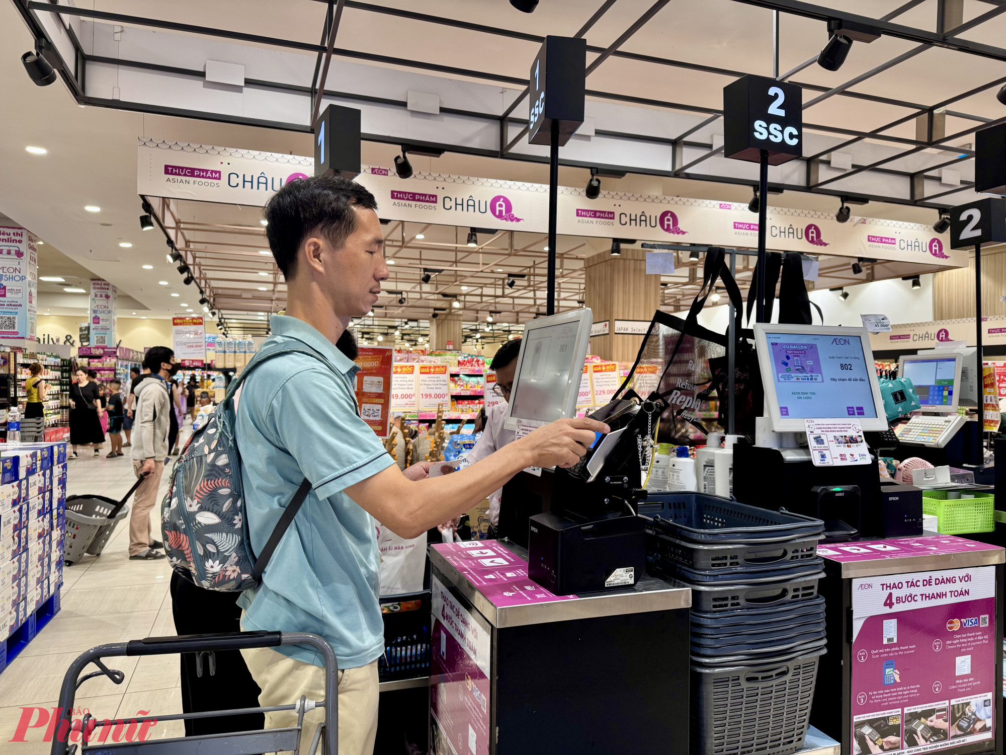 Vấn đề bảo mật an toàn giao dịch là một trong những trở ngại khiến người dân e ngại thanh toán khồng dùng tiền mặt. Ảnh khách hàng đang thanh toán quẹt thẻ tại AeonMall Bình Tân. Ảnh: Thanh Hoa