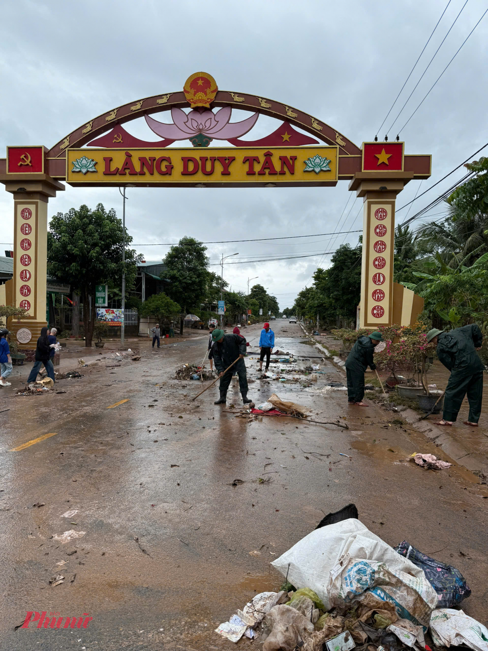 Tại làng Duy Tân thị trấn Lao Bảo công việc khắc phục hậu quả sau bão lũ đang được triển khai khẩn trương