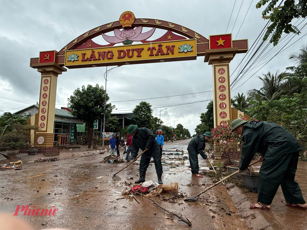 Về với nhân dân trong thiên tai, mưa lũ, mỗi cán bộ, chiến sĩ LLVT Quân khu 4 luôn xem như chính gia đình mình. Vì vậy, ai cũng nêu cao tinh thần “Vì nhân dân quên mình”, hết lòng giúp đỡ nhân dân khắc phục hậu quả, vượt qua hoạn nạn. Trong mưa lũ, tình quân dân càng thêm thắm thiết, bền chặt.