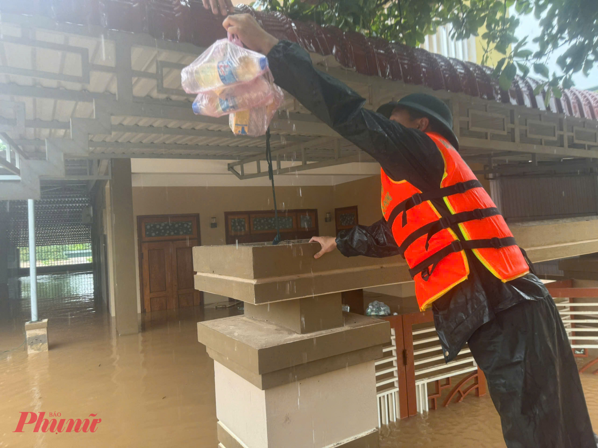 Đồn Biên phòng Cửa khẩu quốc tế Lao Bảo tiếp sức người dân đang mắc kẹt trong lũ
