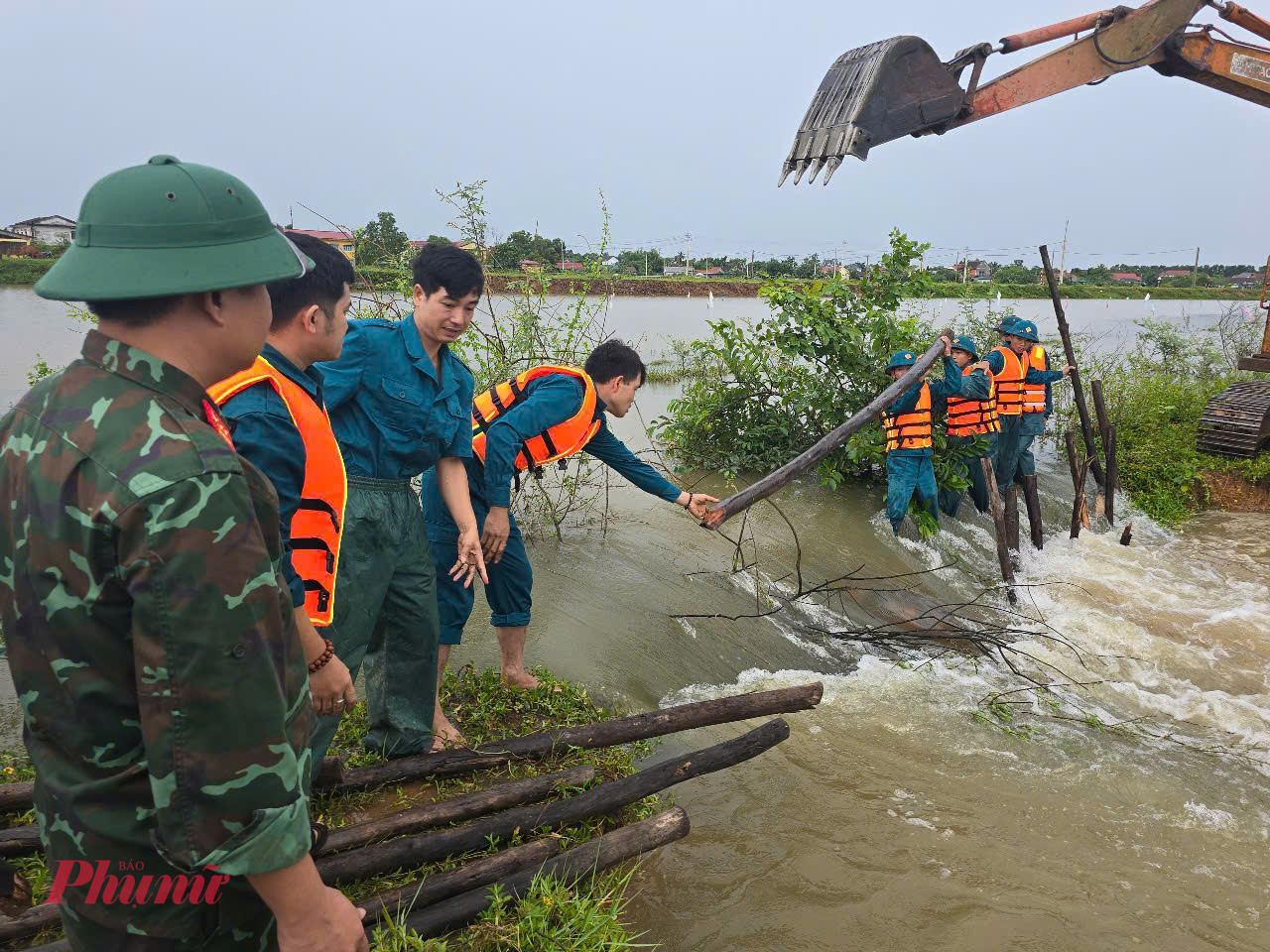 Lực lượng quân đội nhanh chóng phối hợp với người dân địa phương gia cố đê bao cứu lúa tại xã Thủy Phù Thị xã Hương Thủy (TP Huế)