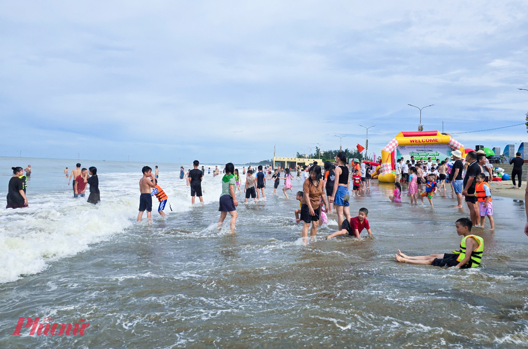 Chiều 14/6, hàng ngàn du khách từ khắp nơi kéo về bãi biển Cửa Lò (TP Vinh, tỉnh Nghệ An) vui chơi, tắm biển.