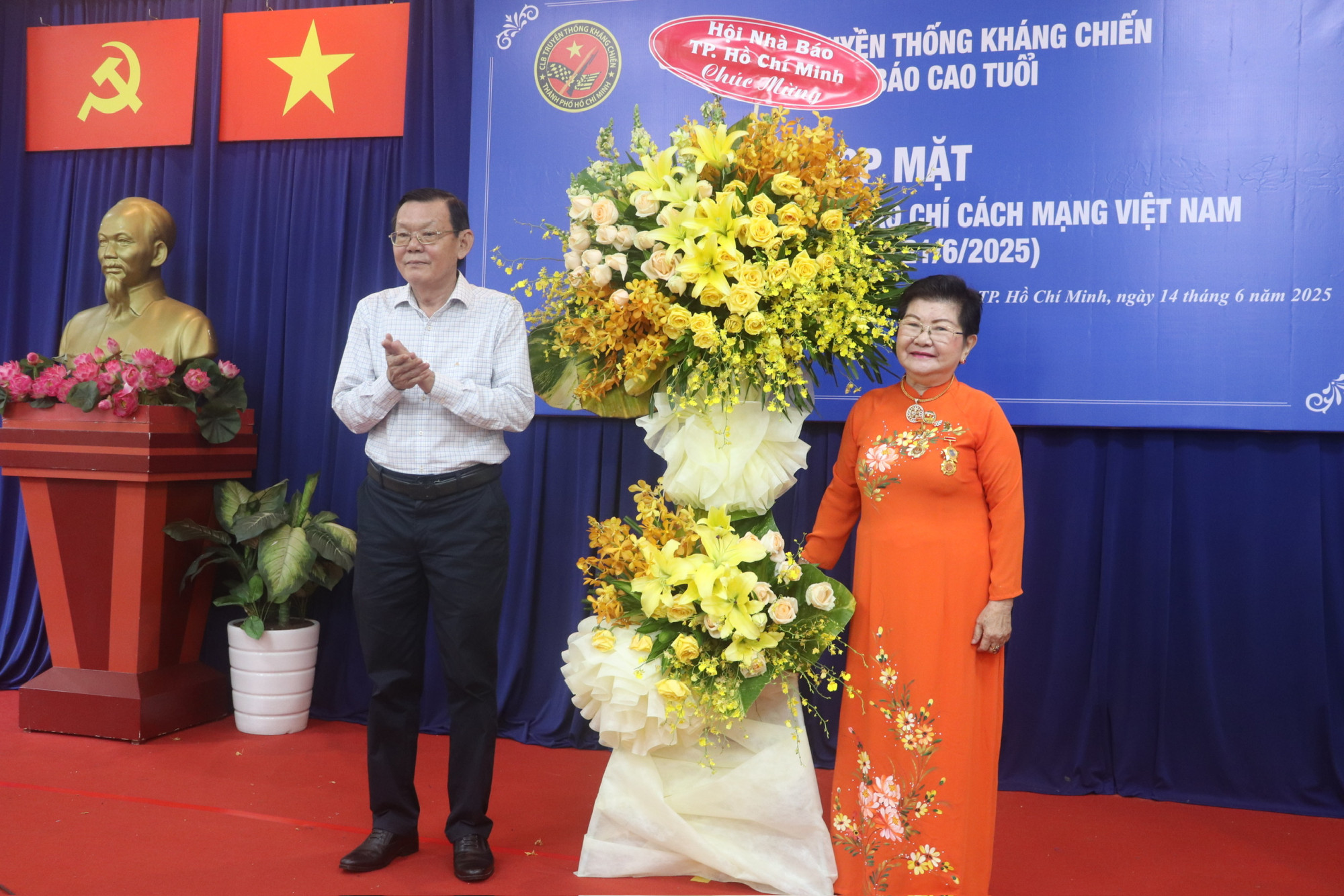 Ông Nguyễn Tấn Phong - Chủ tịch Hội Nhà báo TPHCM tặng hoa chúc mừng các nhà báo lão thành nhân kỷ niệm 100 năm Ngày Báo chí cách mạng Việt Nam