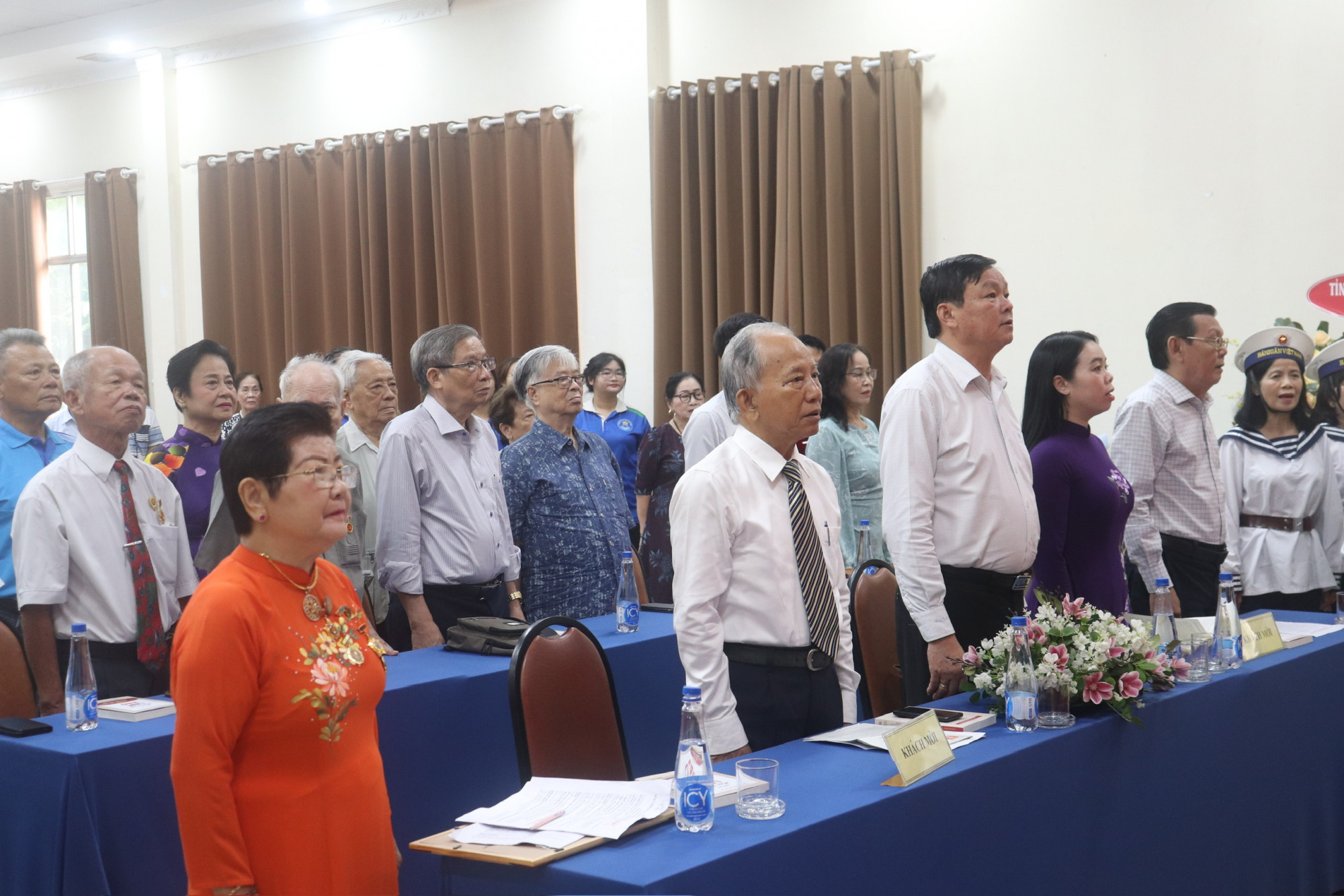 Các đại biểu thực hiện nghi thức chào cờ 
