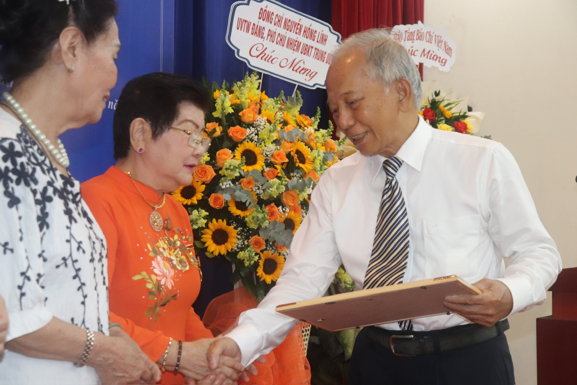 Ông Dương Quan Hà - Chủ nhiệm CLB Truyền thống kháng chiến TPHCM - trao bằng khen của CLB Truyên thống kháng chiến TPHCM đến các thành viên có nhiều thành tích xuất sắc trong quá trình xây dựng và hoạt động của CLB