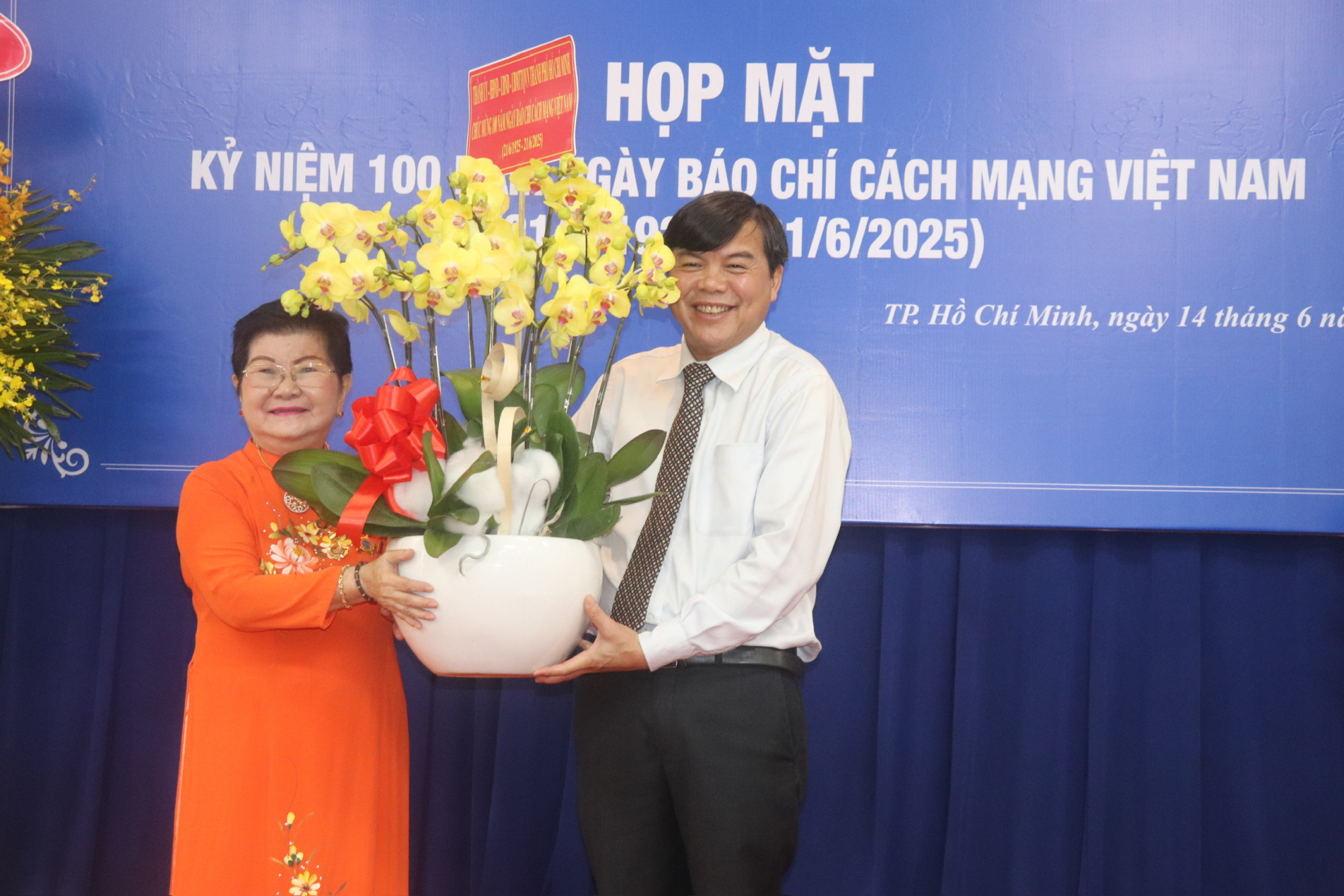 Ông Tăng Hữu Phong - Phó trưởng ban Tuyên giáo và Dân vận Thành ủy TPHCM tặng hoa chúc mừng các nhà báo cao tuổi nhân dịp kỷ niệm đặc biệt của ngành báo