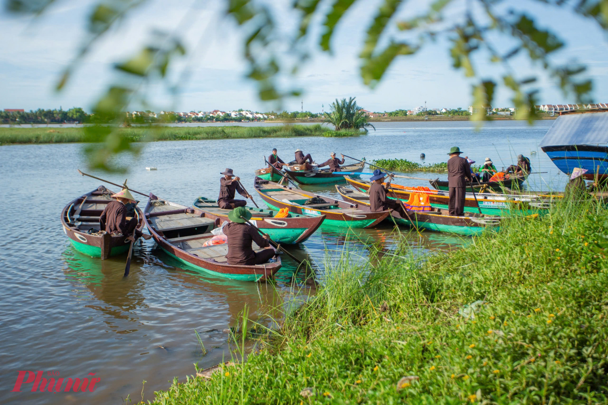 Rồi bạn sẽ được thưởng ngoạn sông nước bằng những chuyến bơi ghe dọc sông Thu Bồn – một trải nghiệm khó quên, nơi ta có thể lắng nghe tiếng gõ nhịp lưới bén, tiếng sóng ru bờ lát và hòa vào nhịp hò khoan đối đáp – âm thanh của làng chài xưa vọng về.