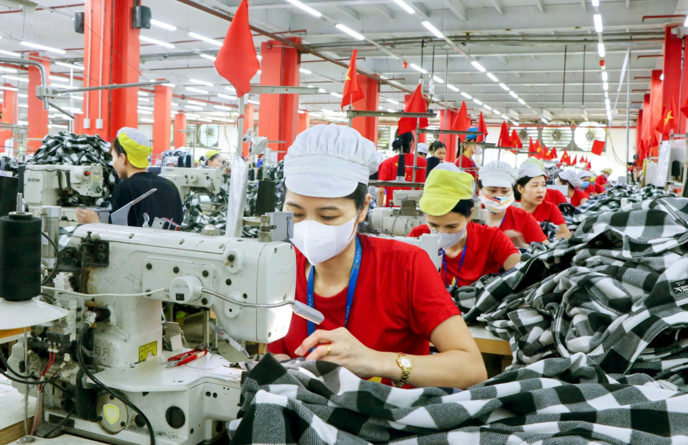 Phụ nữ ở miền Trung dần thoát cảnh xa xứ mưu sinh Công nhân một công ty may trong khu công nghiệp Vsip Nghệ An - ẢNH: PHAN NGỌC