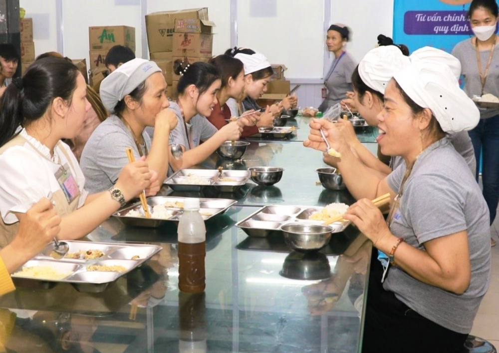 Phụ nữ ở miền Trung dần thoát cảnh xa xứ mưu sinh Công nhân Công ty Scavi Huế được công ty chăm lo bữa ăn với đầy đủ chất dinh dưỡng - ẢNH: THUẬN HÓA