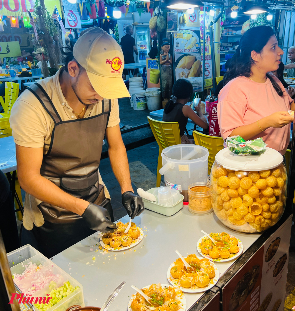 Pasar Malam - theo tiếng Malaysia có nghĩa là chợ đêm nhưng không chỉ là nơi ăn uống, mà còn là nơi thể hiện rõ nét nhất sự giao thoa văn hóa của quốc gia đa sắc tộc Malaysia. Không khí tấp nập, mùi hương ẩm thực quyện trong tiếng cười nói rộn ràng chính là lý do khiến những khu chợ đêm như Jalan Alor trở thành linh hồn của Kuala Lumpur.