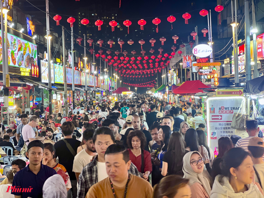 Cùng với các thương đường chợ đêm nổi tiếng của Malaysia như Chow Kit Night, phố Tàu Petaling Street,... chợ đêm Jalan Alor Food Street là cái tên nổi bật, được ví như thiên đường ẩm thực đêm giữa trung tâm Bukit Bintang, Kuala Lumpur.