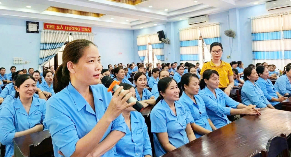 Phụ nữ ở miền Trung dần thoát cảnh xa xứ mưu sinh Nữ công nhân bày tỏ nguyện vọng của mình với lãnh đạo công đoàn TP Huế trong một chương trình đối thoại - ẢNH: THUẬN HÓA