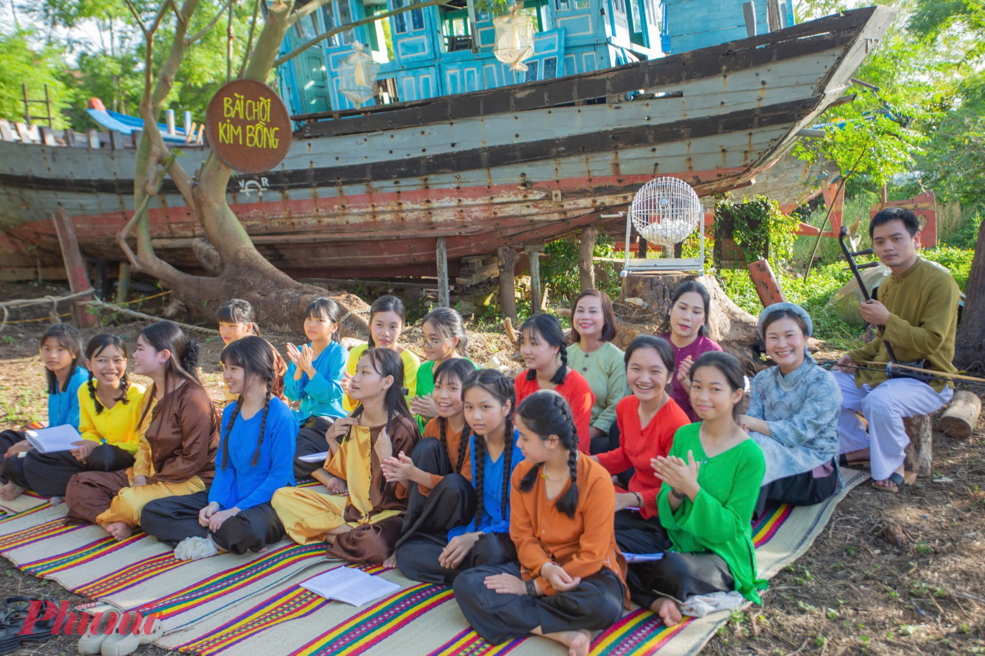 Cùng không gian dành cho trẻ em học hát dân ca, nghe nhạc đồng quê và hòa mình vào dòng nhạc trẻ sôi động trong buổi tối – nơi giao thoa giữa truyền thống và hiện đại.