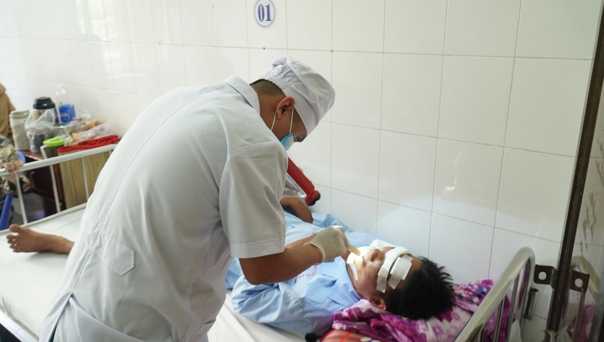 Ông H. đang được các bác sĩ thăm khám và điều trị tại Bệnh viện Đa khoa tỉnh Cà Mau