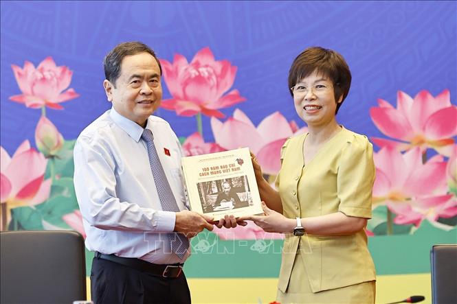 Chủ tịch Quốc hội Trần Thanh Mẫn: Báo chí đưa Quốc hội đến gần dân, đưa tiếng dân vào nghị trường Tổng giám đốc Thông tấn xã Việt Nam Vũ Việt Trang trân trọng trao tặng Chủ tịch Quốc hội Trần Thanh Mẫn cuốn sách ảnh “100 năm Báo chí Cách mạng Việt Nam (1925-2025)” do Nhà xuất bản Thông tấn biên soạn, xuất bản. Ảnh: Doãn Tấn/TTXVN