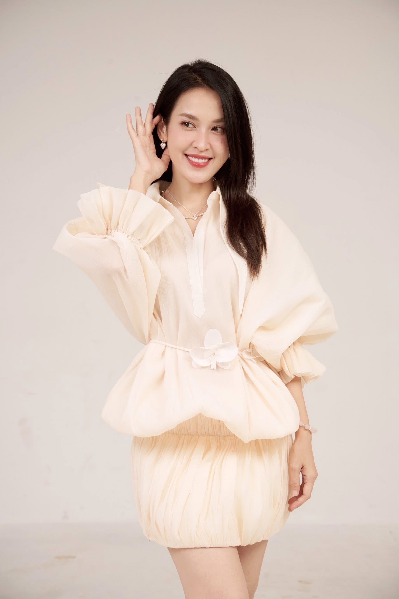 Tú Vi xuất hiện với vẻ đẹp đằm thắm, trưởng thành. Gương mặt thanh thoát vẫn giữ những đường nét đặc trưng nhưng ánh mắt lại toát lên chiều sâu cảm xúc