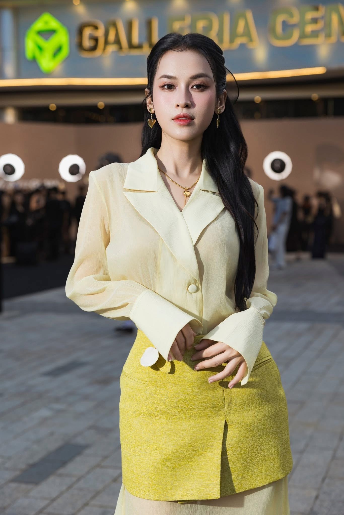 Tú Vi không 'níu giữ tuổi xuân' theo cách gượng ép, mà để bản thân trưởng thành một cách tự nhiên và có chiều sâu. Để giữ gìn nhan sắc ở tuổi cận kề 40, cô ăn uống lành mạnh kết hợp tập luyện như yoga và detox nhẹ, đi kèm với việc giữ tinh thần thoải mái. Chính sự tự tin, thư giãn này giúp cô lấy lại vóc dáng một cách tự nhiên và bền vững.