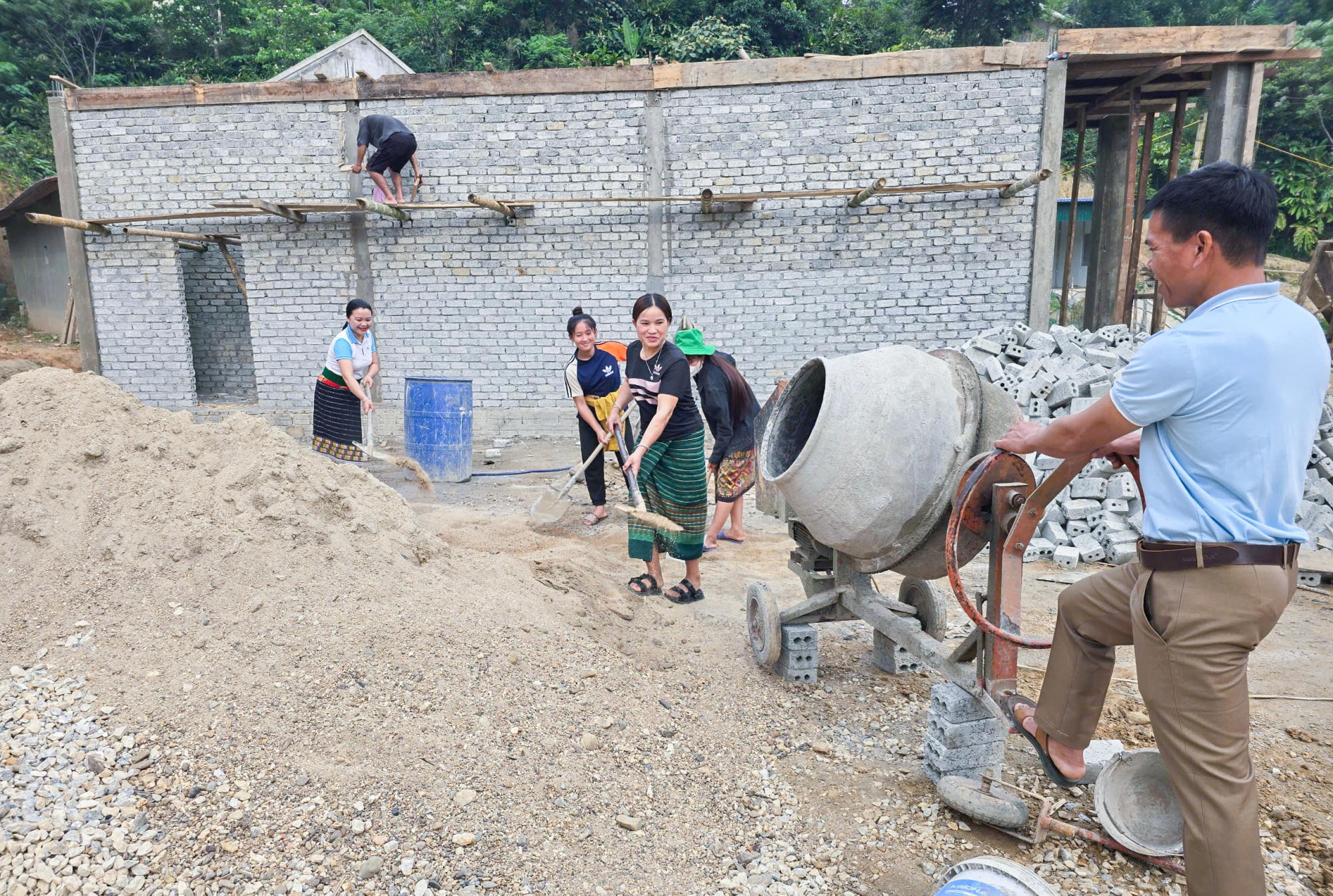 Dồn lực giúp tộc người Đan Lai an cư Lực lượng các đoàn thể ở Nghệ An được huy động hỗ trợ người nghèo xóa nhà tạm - Ảnh: Phan Ngọc