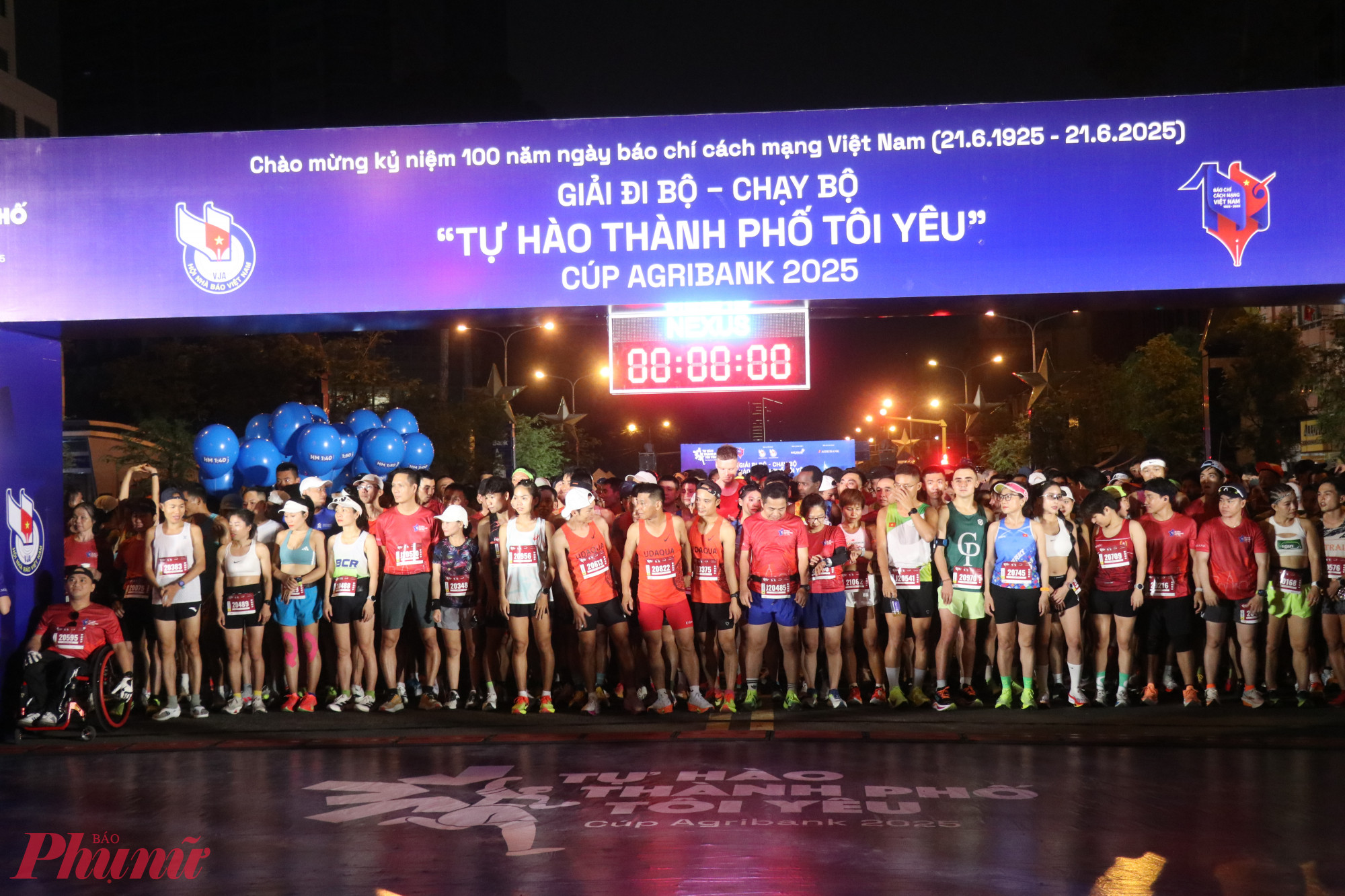Các vận động viên ở cực ly 21km chuẩn bị xuất phát.
