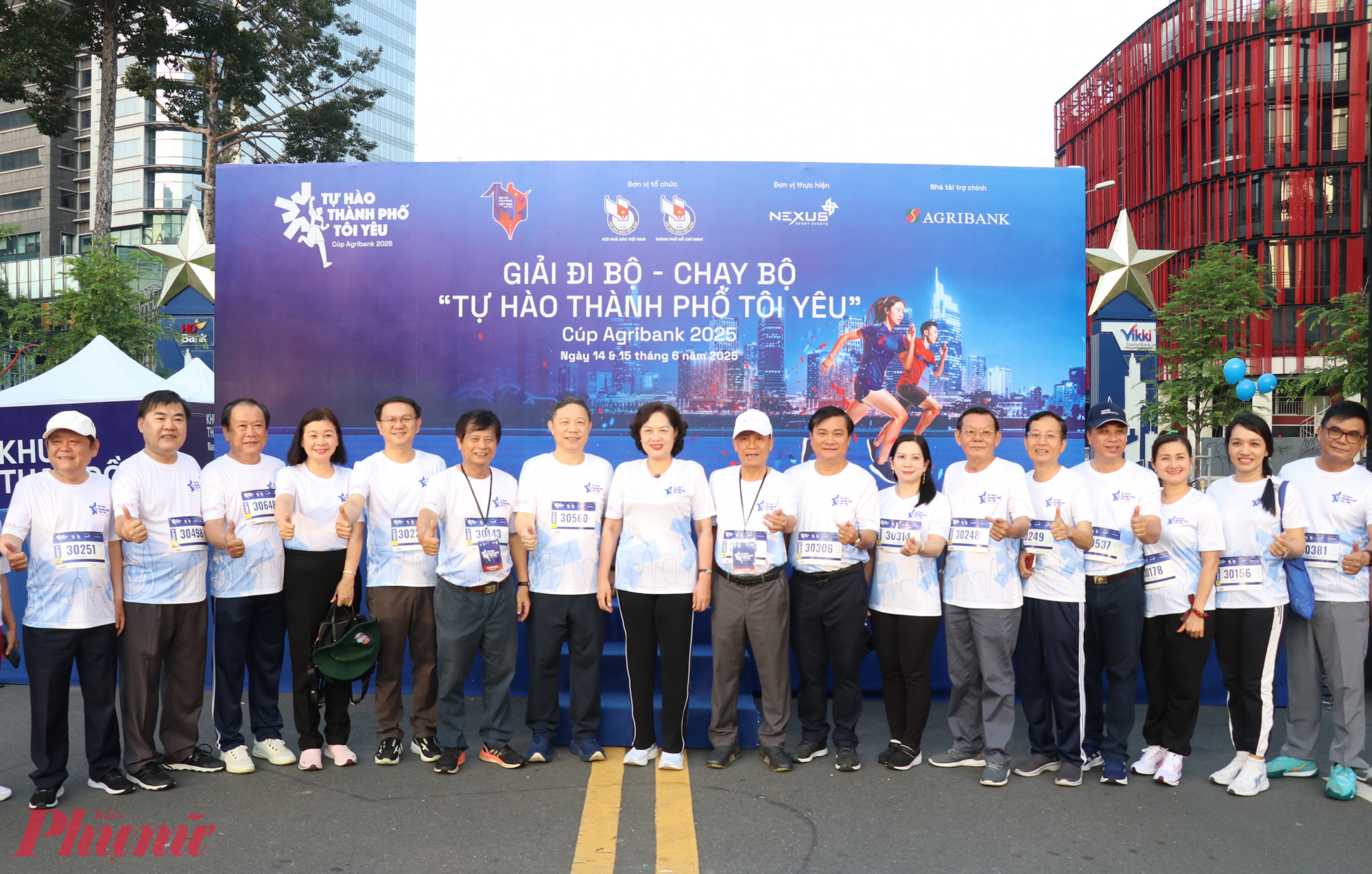 Lãnh đạo Thành phố cùng các tổng biên tập các báo, đài trung ương, địa phương tham gia giải đi bộ - chạy bộ Tự hào Thành phố tôi yêu. 