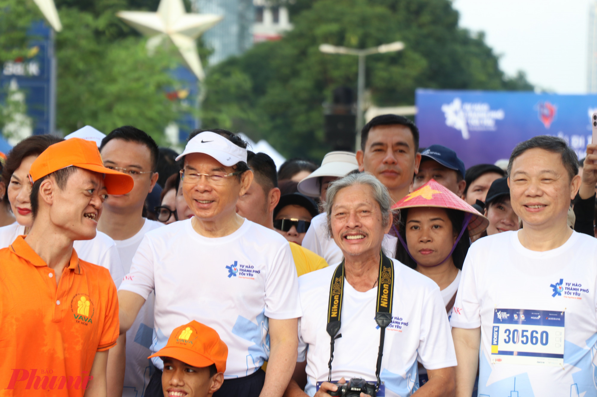Bí thư thành ủy TPHCM - Nguyễn Văn Nên (thứ 2 từ trái sang) tham gia giải đi bộ - chạy bộ Tự hào thành phố tôi yêu.