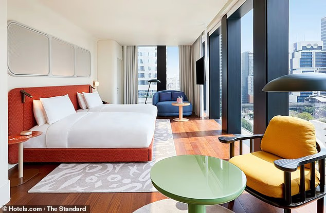 The Standard – Bangkok, Thái Lan: Được ví như một “chốn nghỉ dưỡng giữa lòng thành phố”, The Standard Bangkok nằm tại một trong những tòa nhà cao nhất Thái Lan, mang đến trải nghiệm lưu trú đẳng cấp với tầm nhìn ngoạn mục. Khách sạn chọc trời này nổi bật với các khung cửa kính kéo dài từ trần đến sàn, mở ra toàn cảnh thành phố hiện đại và sôi động – đúng với lời quảng bá “một kỳ nghỉ hoàn toàn khác biệt''. Giá phòng: Từ 135 bảng Anh/đêm (khoảng 4,7 triệu đồng).