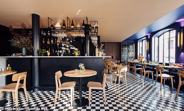 Hotel de Nell – Paris, Pháp: Khách sạn boutique 5 sao này “mang đến chất lượng đẳng cấp mà không đi kèm mức giá quá cao”. Tọa lạc tại Quận 9 của Paris, Hotel de Nell là sự kết hợp hài hòa giữa thiết kế tối giản, tiện nghi sang trọng và không gian yên bình – lý tưởng cho những ai muốn tận hưởng Paris theo cách thanh lịch và riêng tư. Khách sạn có một nhà hàng kiểu bistro ngay trong khuôn viên. Giá phòng: Từ 266 bảng Anh/đêm.