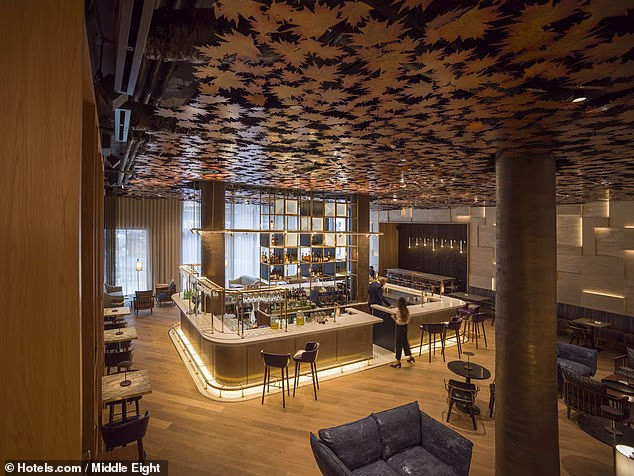 Middle Eight – London, Vương quốc Anh Tọa lạc tại khu Covent Garden sôi động, khách sạn 5 sao Middle Eight được mô tả là “ẩn mình ngay giữa lòng thành phố” – một điểm đến lý tưởng cho những ai tìm kiếm sự sang trọng giữa trung tâm thủ đô London. Hotels.com cho biết: “Du khách có thể thư giãn tại nhà hàng Ý ngay trong khuôn viên khách sạn, sau đó lui xuống tầng hầm, nơi có quầy bar phong cách speakeasy với các buổi biểu diễn nhạc sống và trình diễn nghệ thuật.” Giá phòng: Từ 274 bảng Anh/đêm (khoảng 