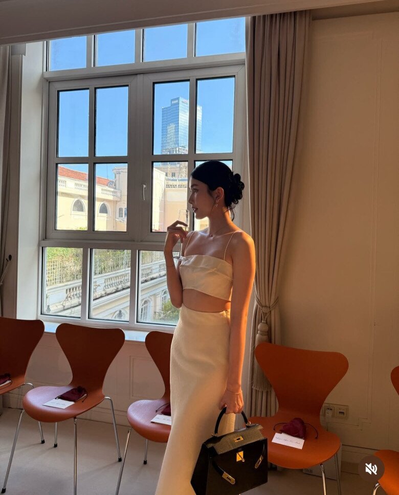 Hot girl Primmy Trương khoe vẻ gợi cảm một cách tinh tế khi phối chân váy lụa mềm mại cùng áo hai dây dáng crop top – vừa tôn dáng triệt để, vừa giữ được sự chừng mực, không phô phang. Kiểu tóc búi cao thanh lịch và chiếc túi Hermès đắt giá trở thành những điểm nhấn hoàn hảo, nâng tầm tổng thể thành diện mạo chuẩn “tiểu thư thành thị” – sang trọng, nữ tính và đầy khí chất.