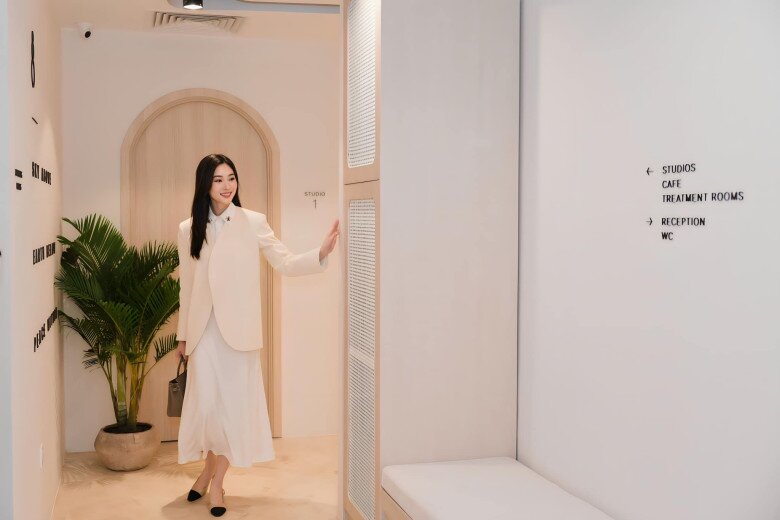 Hoa hậu Đặng Thu Thảo ghi dấu ấn với phong thái quý phái khi diện bộ suit trắng kết hợp váy lụa tiệp màu, tôn lên vẻ đẹp thanh tao và đĩnh đạc. Thiết kế bất đối xứng tạo điểm nhấn tinh tế, trong khi loạt phụ kiện tối giản góp phần hoàn thiện tổng thể hài hòa, sang trọng. Hình ảnh nàng hậu như hóa thân thành một quý cô thanh lịch giữa giới tài phiệt, vừa quyền lực vừa cuốn hút.
